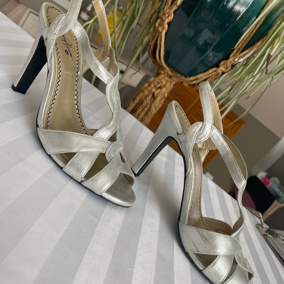 Woman’s Vintage Platinum BP silver shoes size 8 - Picture 3 of 6